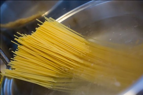 8. Макароны приготовятся быстрее, если их заранее замочить в кастрюле с плотно закрывающейся крышкой.