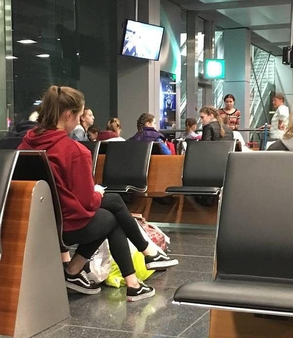 9. Вопрос: сколько у девушки ног?