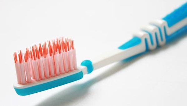 4. Большинство людей покупают синие зубные щетки, а не красные.