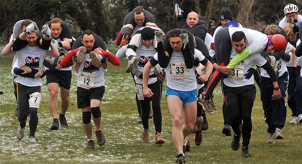 17. В некоторых странах (например, в Финляндии) проводятся Чемпионаты по перетаскиванию жен. Победитель получает столько пива, сколько весит его супруга.