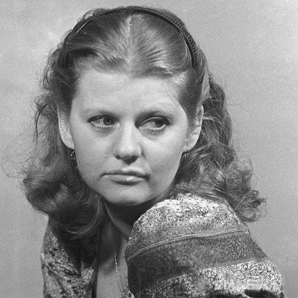 2. А кто изображен на этой фотографии?