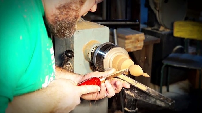 Ahşap Oyarken Hem Dişini Hem de Kamerasının Lensini Kaybeden Talihsiz Adam