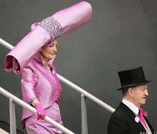 11. Почему-то это дама напоминает розовый гигиенический тампон. Вот кто уж точно привлечет к себе внимание...