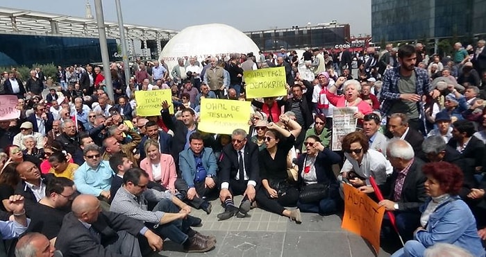 CHP Meydanlara İndi: OHAL'in 7. Kez Uzatılması Tüm Türkiye'de Oturarak Protesto Edildi