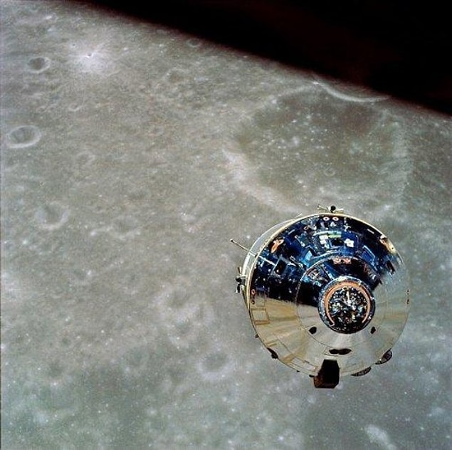 1. Apollo 10, Ay'ın arka kısımında en uzakta dönüşünü yaparken içinde görev yapan ekip birtakım sesler duyduklarını iddia ettiler.