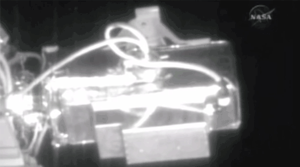 12. Bir defasında ISS canlı yayın yaparken, görüntüye bir UFO girdiği sırada canlı yayın kesildi.