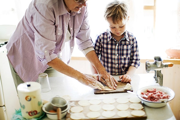 5. Позвольте вашей теще реализовать себя в роли бабушки