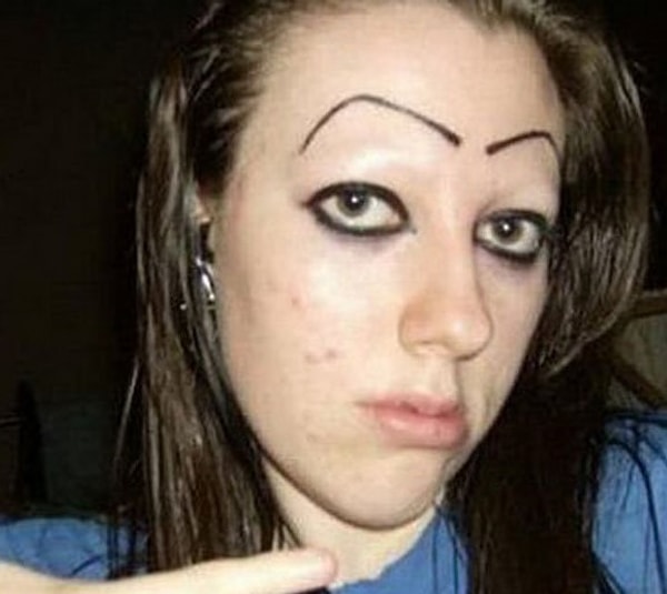 14. Черные линии у нее под глазами толще, чем ее брови.