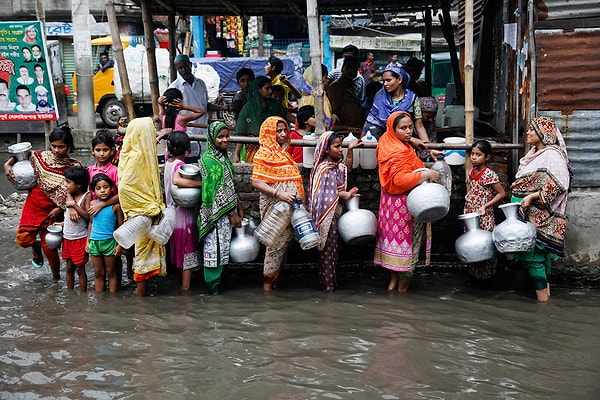 10. Женщины и дети пытаются собрать питьевую воду в загрязнённой столице Бангладеша - Дакке, 17 июня 2017 года.