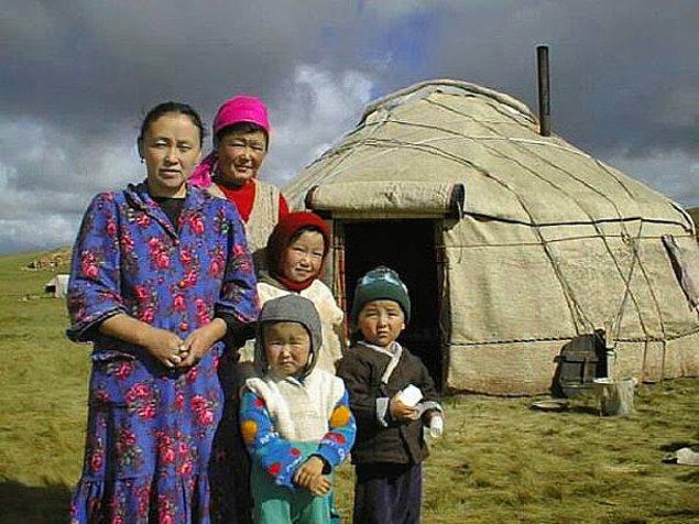 13. Kırgız Türkleri hamile kadınların elbiselerine ayı tırnağı ya da puhu kuşu pençesinden muskalar takarlar.