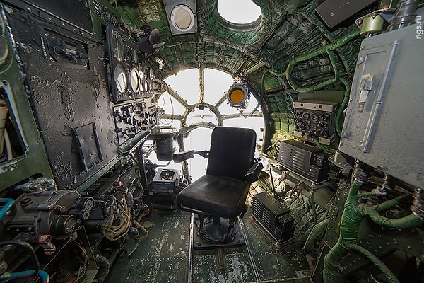 6. Она набрала литературы, а также связалась с летчиками, у которых был опыт полетов на Ту-104. Мария искала недостающие запчасти в интернете и покупала их с рук, восстанавливая самолет кусочек за кусочком.