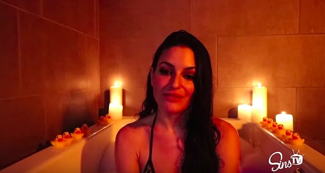 Kanalda spor üzerine tavsiyeler, günlük vloglar ve kendisi gibi porno yıldızı olan Kissa Sins'in de soru cevap videoları var.
