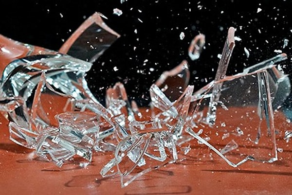 1. Он в_дребезги разбил банку с вареньем, и за этим делом был застигнут врасплох