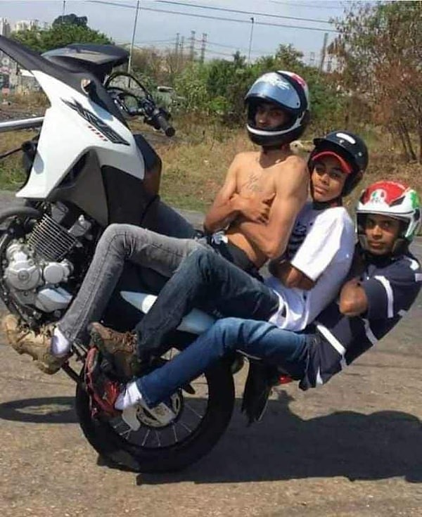 8. Врум-врум! Хорошо, что на них хоть надеты шлемы, а то с таким стилем вождения эти парни далеко не уедут.