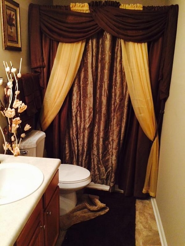 15. Воу! Вы только представьте, каково справлять там нужду, чувствуя, что ты находишься в театре, и занавес вот-вот откроется 😄