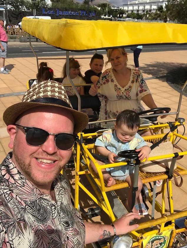 Aslında Benjamin'in bu güzel yolculuğu 10 yıl evvel ilk çocuğu Jack'i evlat edindiğinde başladı.