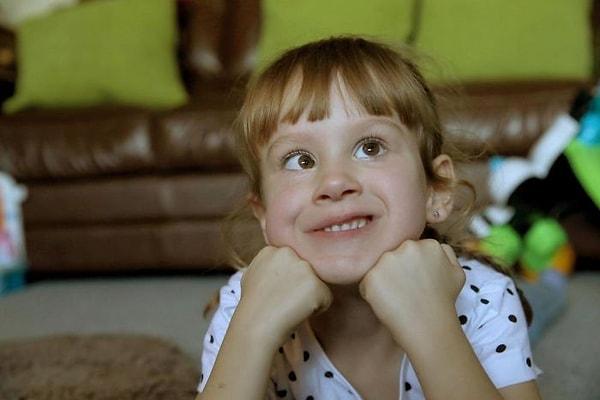 5 yaşındaki Lilly, Ruby'nin üvey kız kardeşi. Lilly işitme engelli olduğu için bütün aile onunla iletişim kurabilmek için işaret dilini öğrendi.