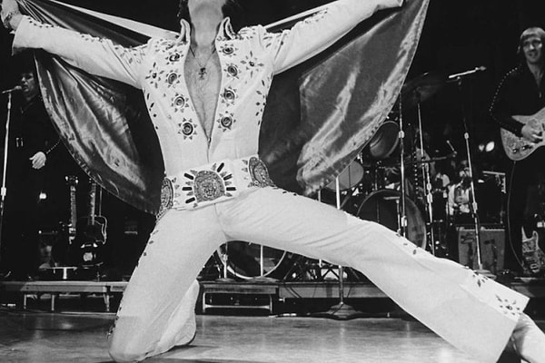 7. Кого можно назвать любителем таких расклешенных комбинезонов?