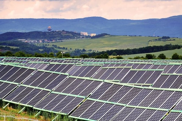 1. Mayıs 2017'de bir gün, İngiltere'deki güneş panelleri, ülkede bulunan 8 nükleer enerji istasyonunun toplamından daha fazla enerji üretti.
