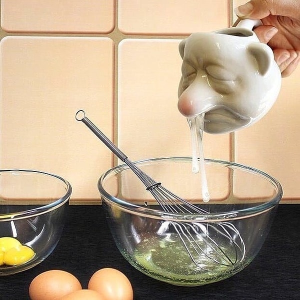 1. Этот отделитель яичного белка от желтка как бы ненароком заставляет нас растерять весь аппетит