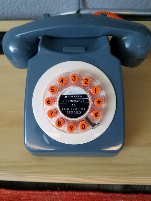 3. А как насчет горячей линии, где вам расскажут сказки на ночь?