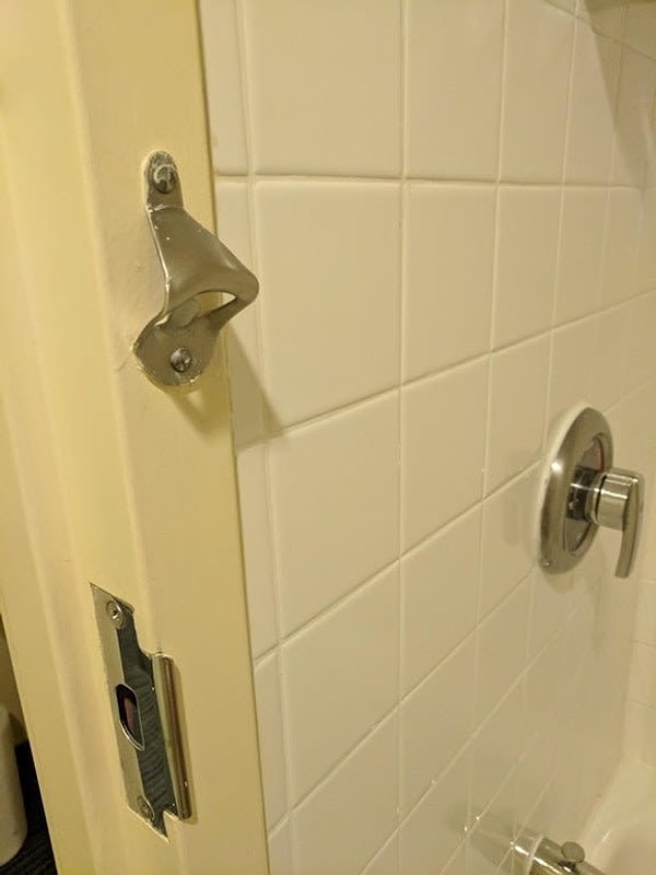 16. Если вы любитель выпить пива в ванной, открывашка на стене - то, что нужно!