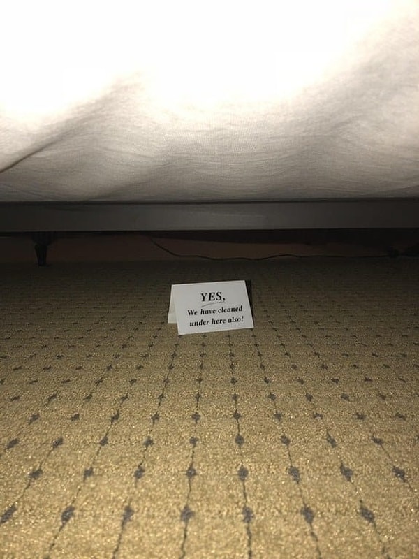 22. Табличка, найденная под кроватью, которая гласит, что "да, здесь мы тоже почистили!"