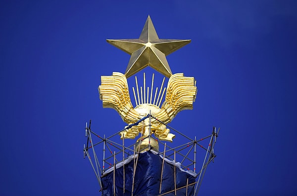 Звезда на здании достигает в высоту 90 метров.