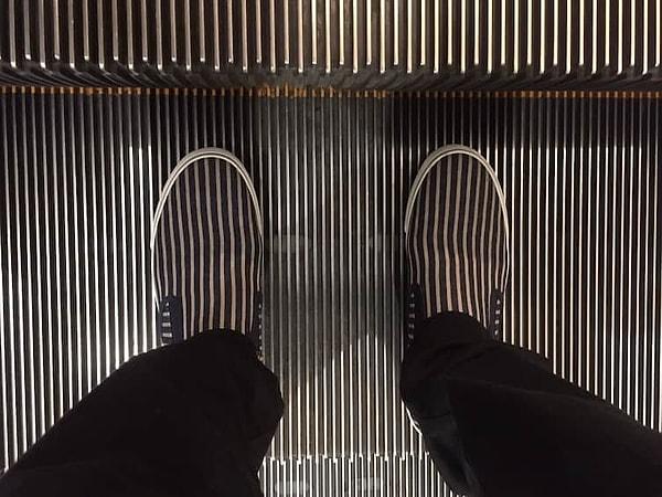 3. Yürüyen merdiven kamuflajlı ayakkabılar.