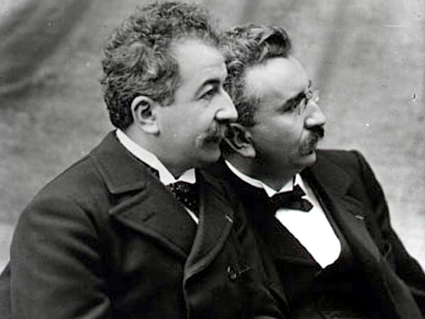 1. Братья Люмьер - основатели кинематографа - не думали, что их детище просуществует долго. По их мнению, людям оно быстро надоест. Как же они были неправы!