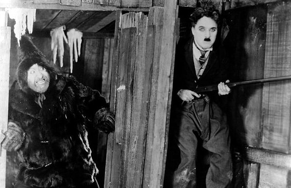 5. Несмотря на то, что в Голливуде крутятся большие деньги, в целях экономии многие декорации используются по несколько раз.