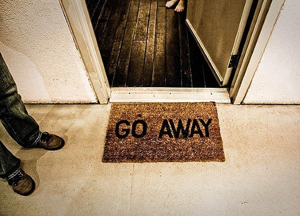 9. Нельзя вести разговоры или разговаривать через порог