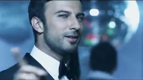 2010 yılındaki bu efendi bulunan halini smokin giyerek de taçlandırdı.