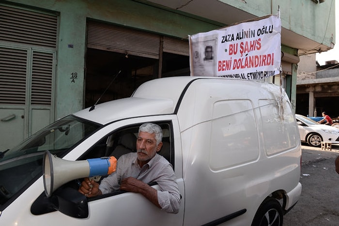 Adana'dan Şaşırtmayan Bir Görüntü: Dolandırıcısını Pankartla, Megafonla Tüm Şehre Duyuran Adam