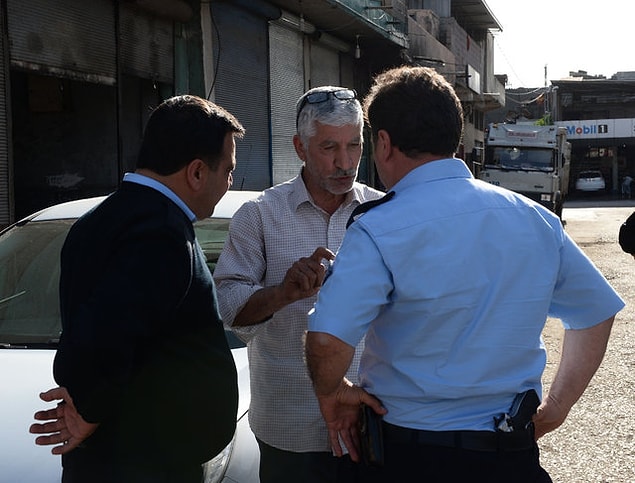 Polis tarafından durdurulan Osman Aslan, aracına izinsiz yazı, işaret, resim, ilan ve benzeri pankart asmaktan 324 lira, hoparlörle anons yapıp gürültü yaratmak suçundan 124 lira, muayenesiz araç kullanmaktan 108 lira olmak üzere toplam 556 lira idari para cezası yedi.