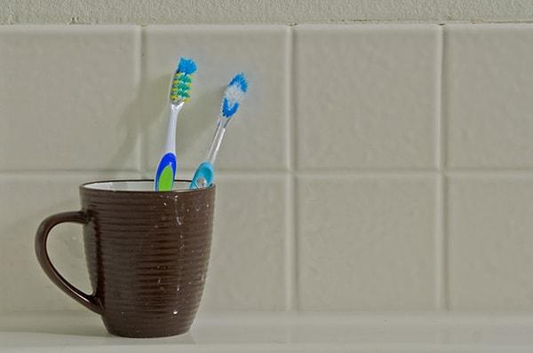 4. Dişlerini günde en fazla 1 kere fırçalamak iğrenç mi?