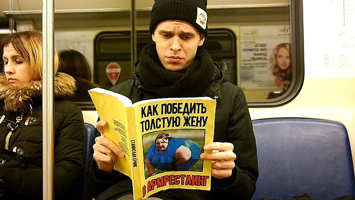 Пранк: очень странные книги в метро Санкт-Петербурга