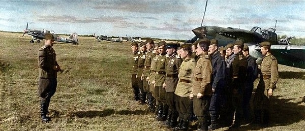 8. Пилоты на инструктаже под Ленинградом (1944 год)