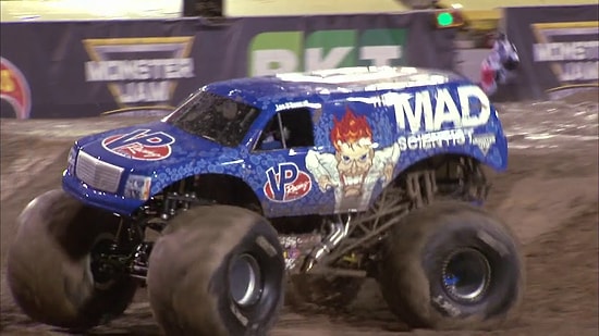 Monster Truck Aracının Ağzınız Açık İzleyeceğiniz Muhteşem Öne Taklası