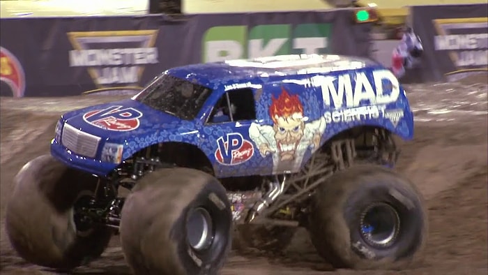Monster Truck Aracının Ağzınız Açık İzleyeceğiniz Muhteşem Öne Taklası