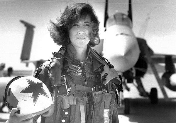 Kahraman Pilot Tammie Jo Shults, F-18 savaş uçaklarını ilk kullanan kadın pilotlardan biri.