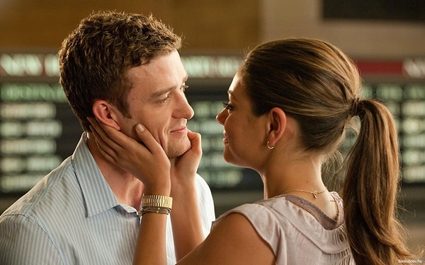 12. Если человек пытается что-то вспомнить, но при этом смотрит в вам глаза, то он вас обманывает