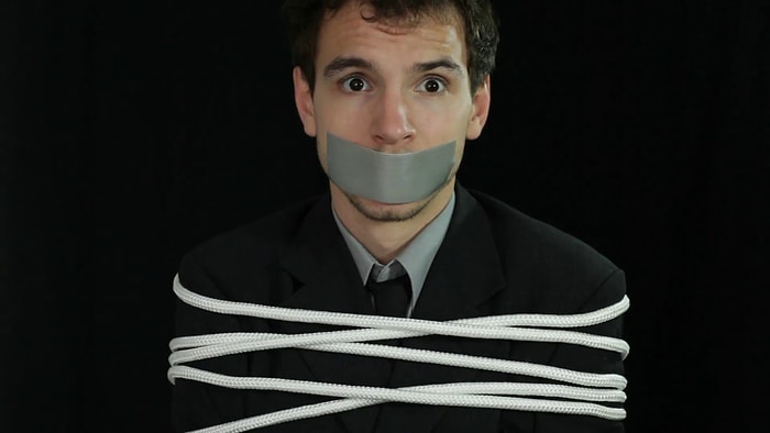 Эти знания о том, как вести себя, если вас взяли в заложники, когда-нибудь могут спасти вам жизнь