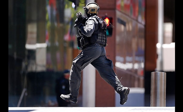 7. Держитесь подальше от дверных проемов и окон и самих террористов