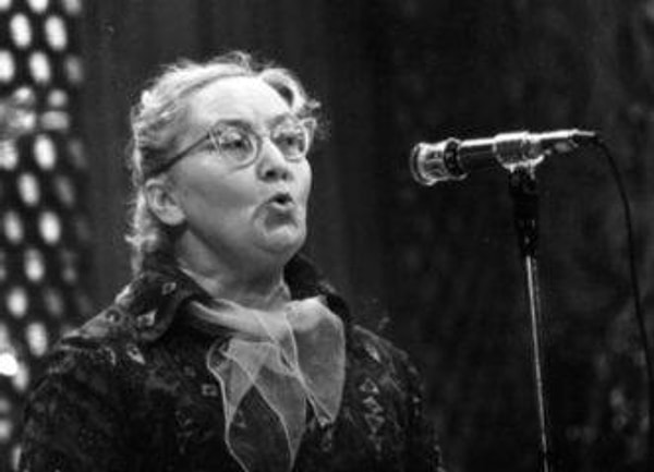 7. "Подари мне платок, голубой лоскуток..." Маргарита  Агашина