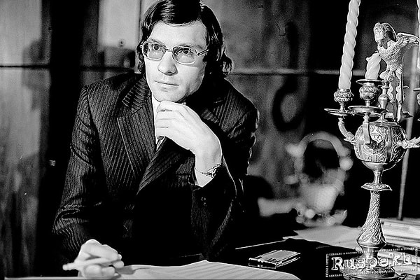 9. "Говорят, что любовь забывается..."    Владимир Харитонов