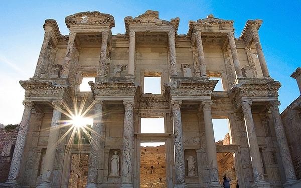 3. Sen, eski kültürleri daha çok merak eden birisin. Bu sebeple içinde kadim bir tarihi barındıran Efes Antik Harabeleri'ne mutlaka uğramalısın.