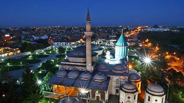 3. Sen bizim kültürümüze daha yakından ilgili olduğundan, Selçuklu'ya başkentlik yapan, çift başlı kartalın, Mevlana'nın, Alaaddin Keykubat'ın şehri Konya'yı mutlaka gezmelisin.