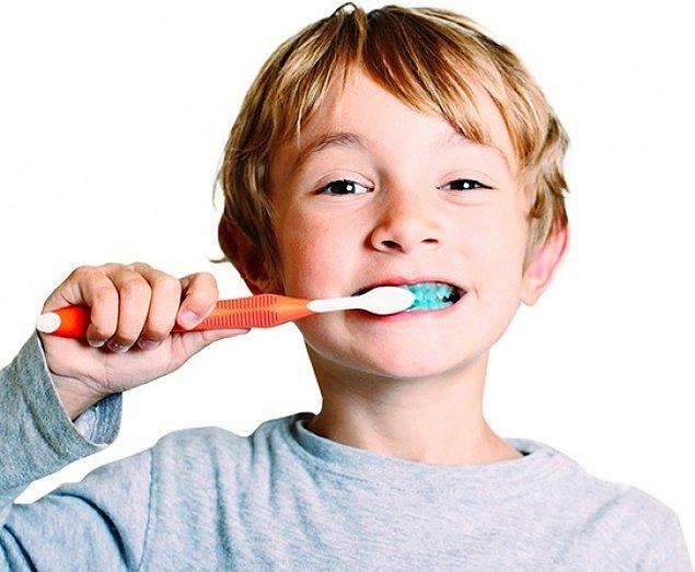 3. Bu diş macunu dişlerin yeterli fırçalanmayan kısımlarını maviye boyuyor. 👏
