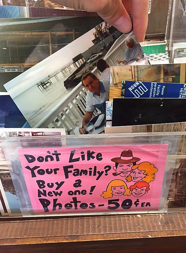 13. Rastgele aile fotoğrafları satan bir dükkan. 😅